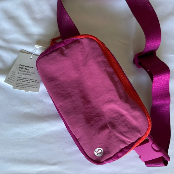 🆕 Lululemon Everywhere Belt Bag - Pink Lychee / Ripe Raspberry - Picture 1 of 9
